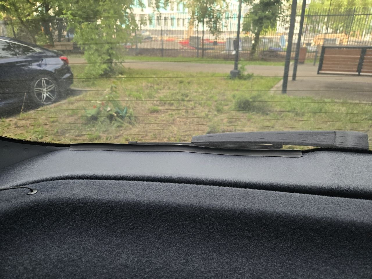 Место дребезга обшивки багажника